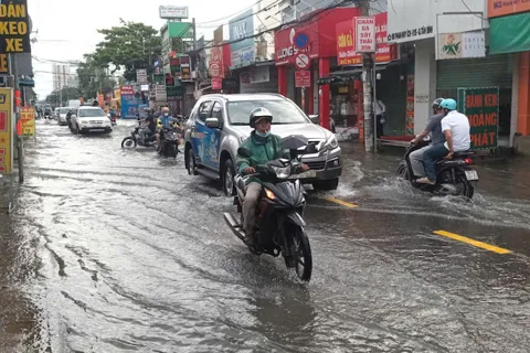 TP Hồ Chí Minh: triều cường dự báo đạt đỉnh, Cảnh sát giao thông khuyến cáo người dân