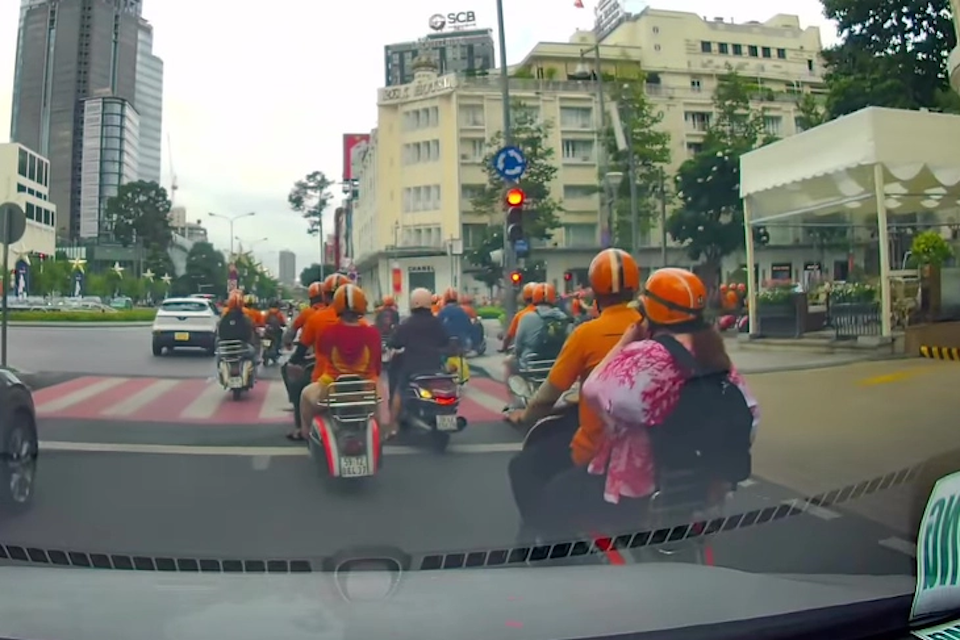 Xác minh đoàn xe máy ngang nhiên vượt đèn đỏ tại trung tâm TP Hồ Chí Minh