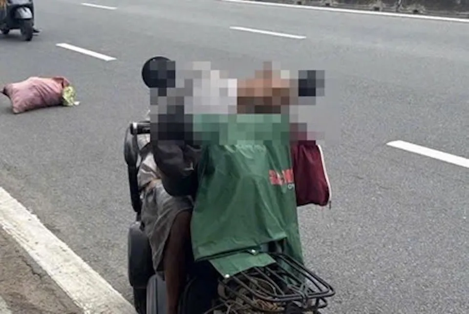 Cụ ông bán vé số tử vong bất thường trên xe điện 3 bánh bên đường
