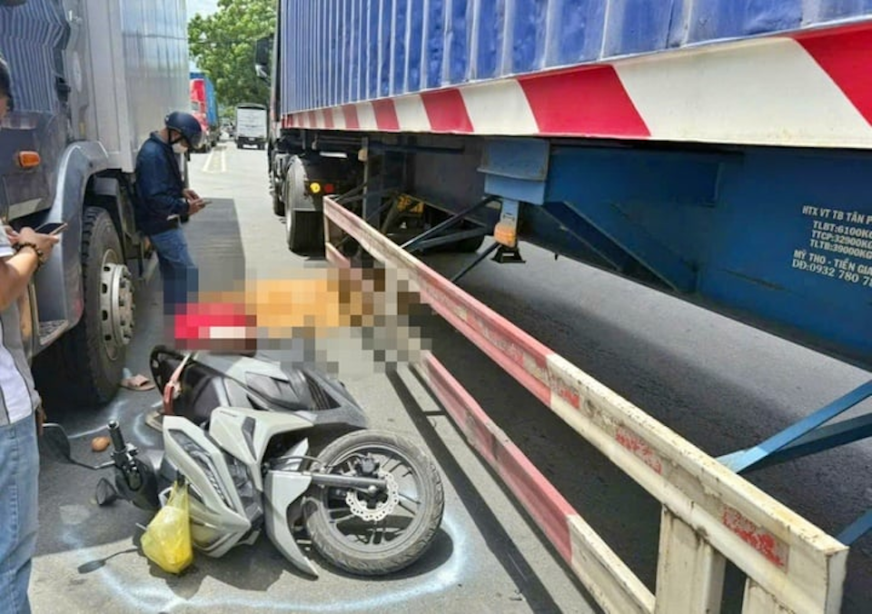 TP Hồ Chí Minh: chạy xe máy va chạm với xe container, hai mẹ con tử vong