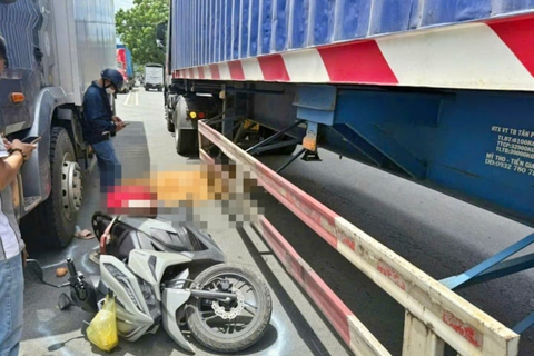 TP Hồ Chí Minh: chạy xe máy va chạm với xe container, hai mẹ con tử vong