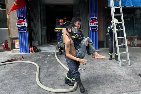 Cháy quán lẩu gà lá é Cỏ Mây, cảnh sát giải cứu nhiều người