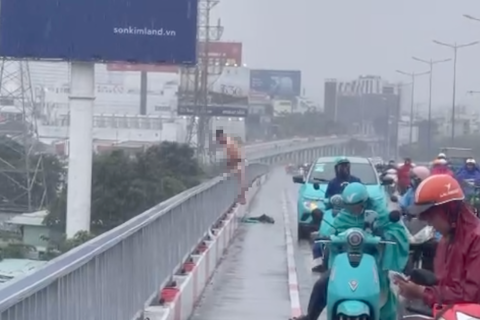 TP Hồ Chí Minh: phát hiện thi thể nghi là tài xế taxi dùng dao tự sát trên cầu Sài Gòn
