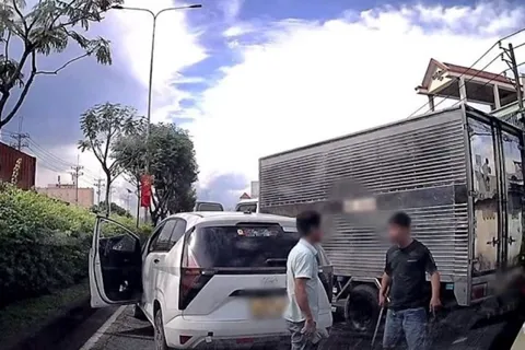Xác minh vụ tài xế xe tải cầm tuýp sắt đập ô tô giữa đường Lê Quang Đạo