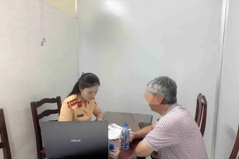 Cảnh sát giao thông xử phạt tài xế điều khiển ô tô đi vào làn xe máy