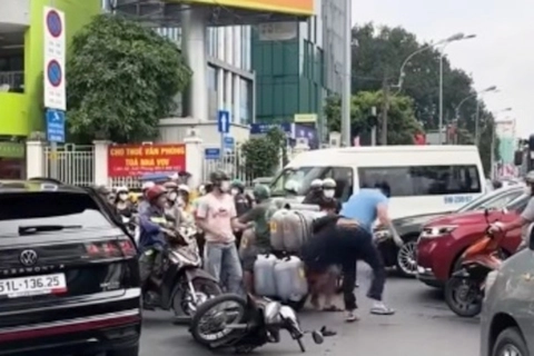 Thanh niên đi ô tô đánh người đàn ông lớn tuổi sau va chạm giao thông