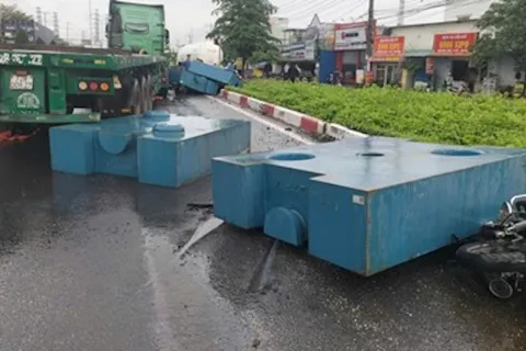 TP Hồ Chí Minh: nhiều khối sắt rơi khỏi xe container, một người đi xe máy bị thương