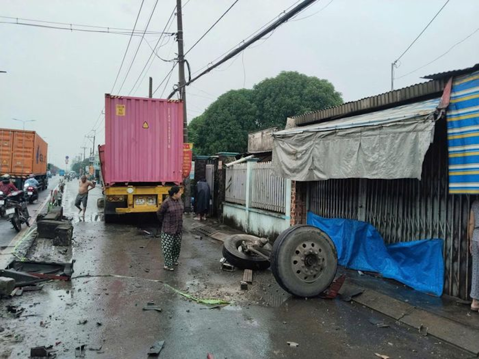 TP Hồ Chí Minh: xe container đâm nát dải phân cách, rơi bánh ra ngoài