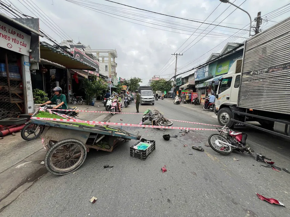 TP Hồ Chí Minh: xe máy va chạm với xe lôi tự chế, một người tử vong

