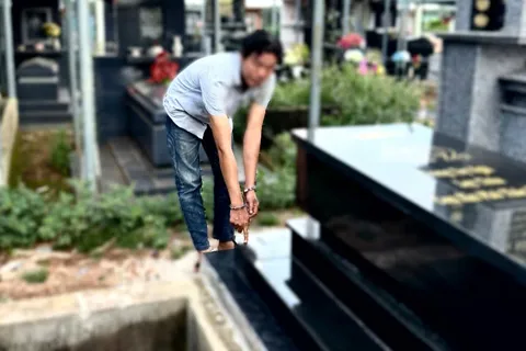 Đồng Nai: Khởi tố, bắt tạm giam đối tượng đập phá bia mộ