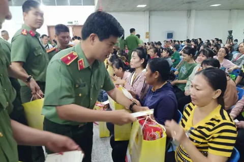 Công an tỉnh Đồng Nai tặng quà Tết Bính Ngọ 2026 cho công nhân lao động