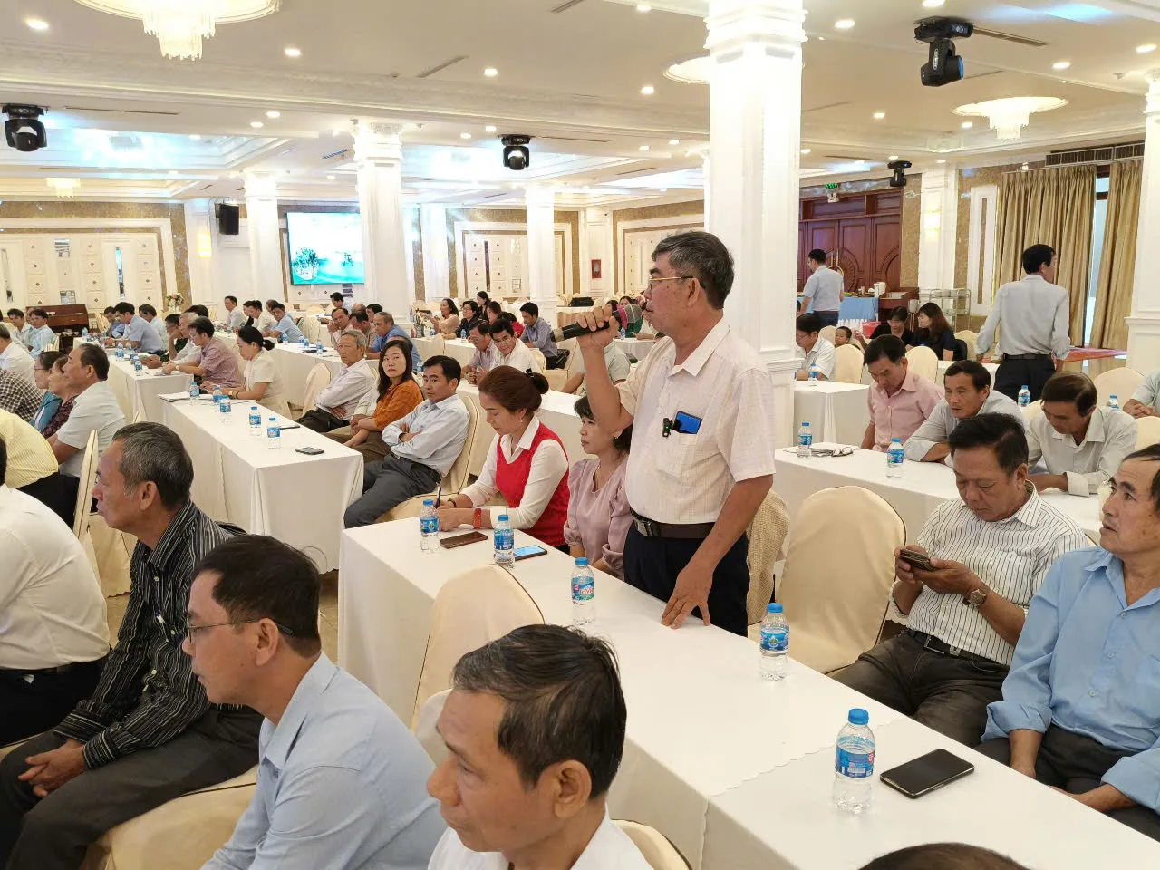 Lãnh đạo UBND tỉnh Đồng Nai đối thoại với nông dân