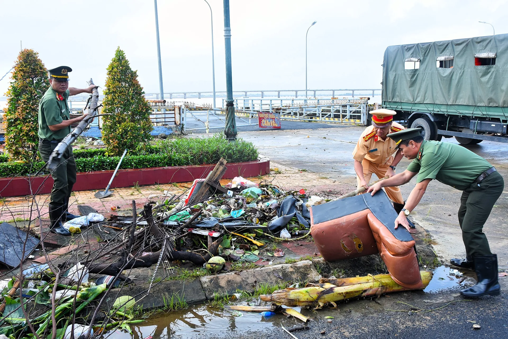 Cầu nối nghĩa tình hướng về bà con vùng lũ Đắk Lắk