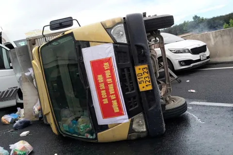 Xe cứu trợ vùng lũ bị lật trên cao tốc Dầu Giây - Phan Thiết