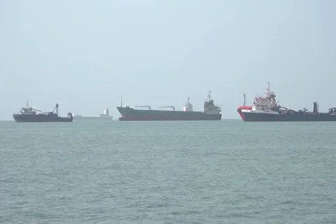 Iran tăng sức ép quân sự tại Eo biển Hormuz

