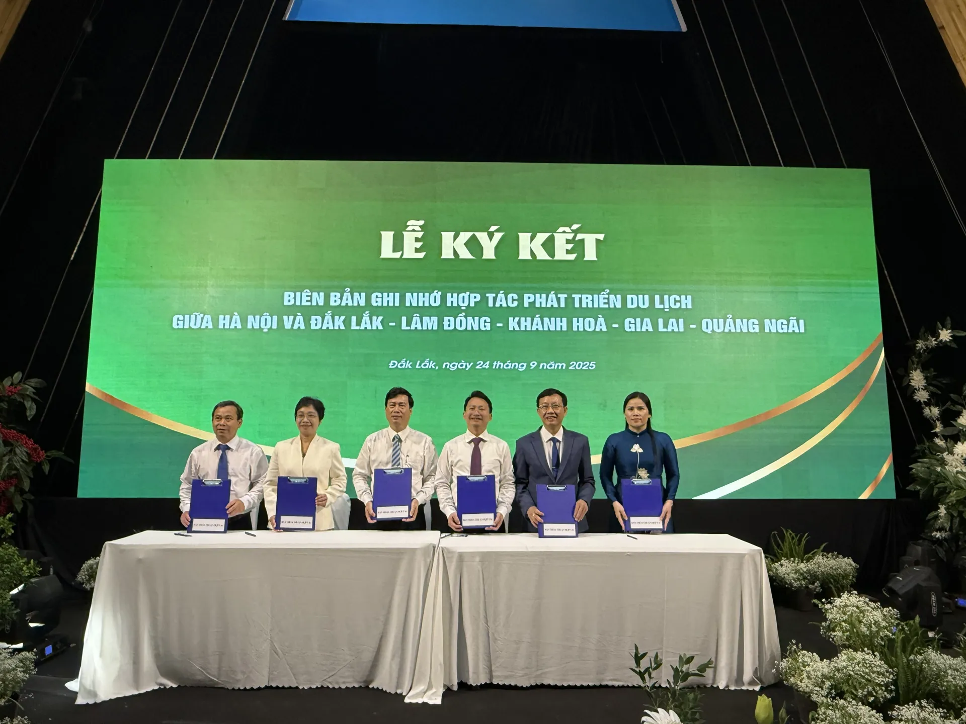 Hà Nội ký kết hợp tác phát triển du lịch liên vùng với năm tỉnh miền Trung – Tây Nguyên