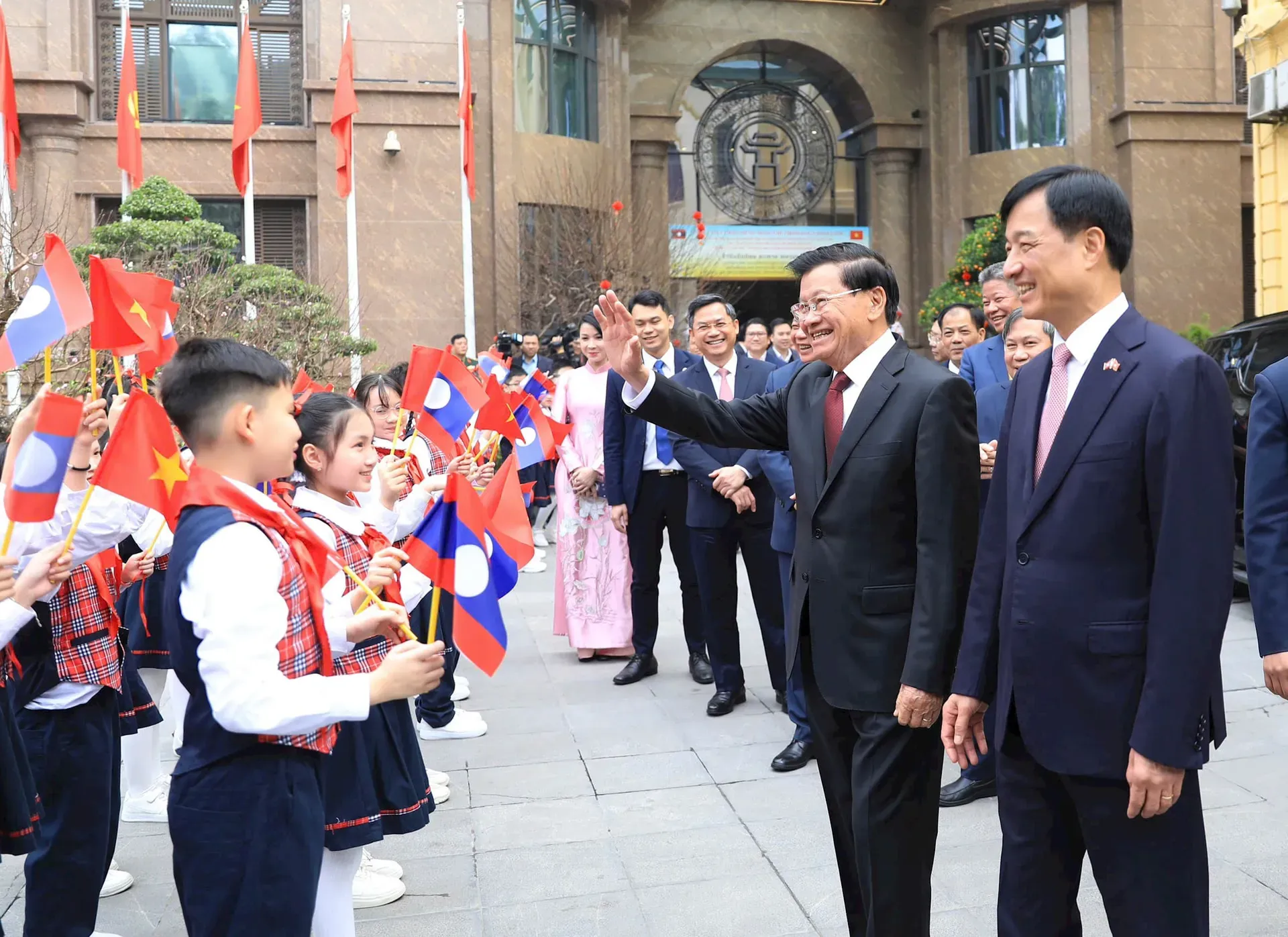 Hanoi, Vientiane move to deepen cooperation during Lao leader’s visit