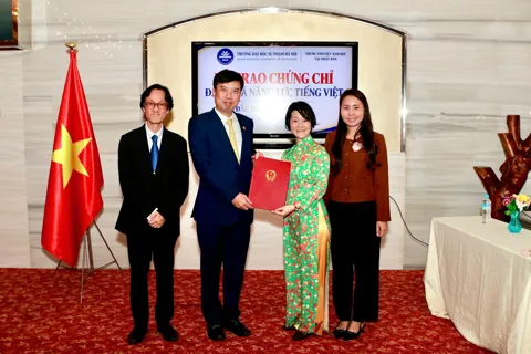 Trao chứng chỉ đánh giá năng lực tiếng Việt cho người nước ngoài