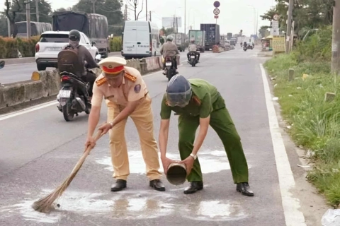TP Hồ Chí Minh: truy tìm người phun sơn dòng chữ “bắn tốc độ” trên mặt đường