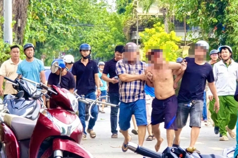 Công an khống chế người đàn ông cầm dao "diễu phố" với biểu hiện bất thường