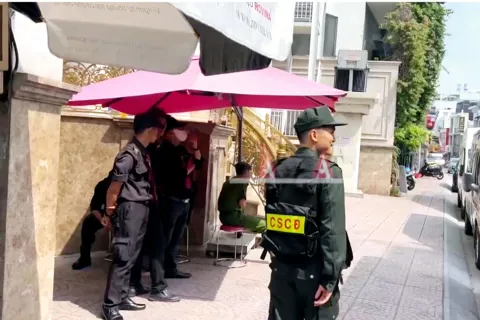 Cảnh sát làm việc tại các cơ sở thẩm mỹ viện Mailisa ở TP Hồ Chí Minh 