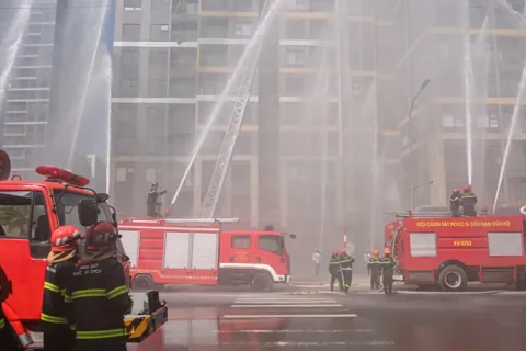 Hơn 3.000 người tham gia diễn tập chữa cháy, cứu nạn cứu hộ tại Vinhomes Grand Park