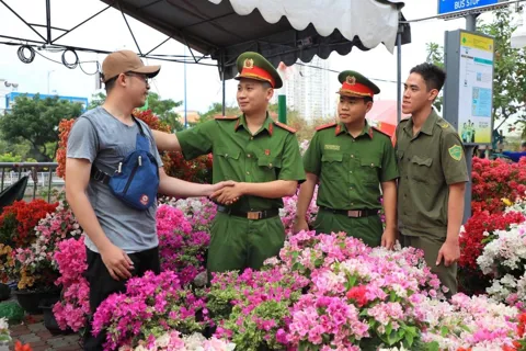 TP Hồ Chí Minh: “áo xanh” giữ bình yên chợ hoa Xuân Phú Định