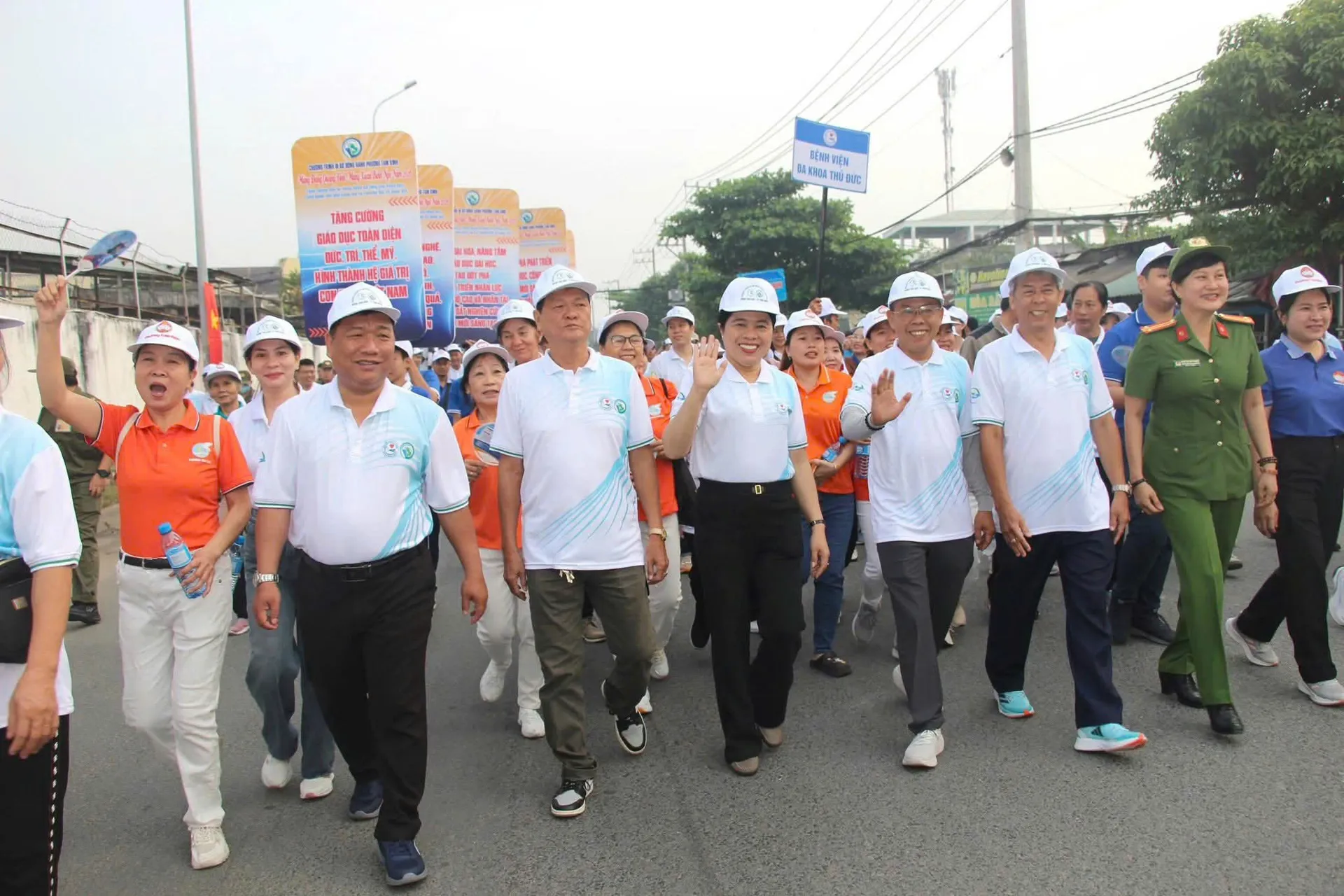 Ấp áp chương trình đi bộ vì người nghèo, chăm lo Tết Bính Ngọ cho bà con Nhân dân