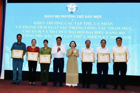 Khen thưởng tổ chức, cá nhân có thành tích xuất sắc đóng góp xây dựng quê hương
