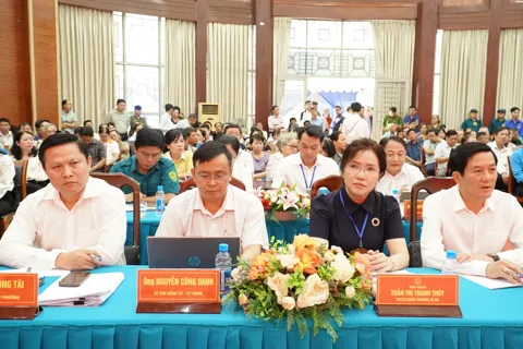 Bí thư Thành ủy TP Hồ Chí Minh Trần Lưu Quang lắng nghe ý kiến cử tri