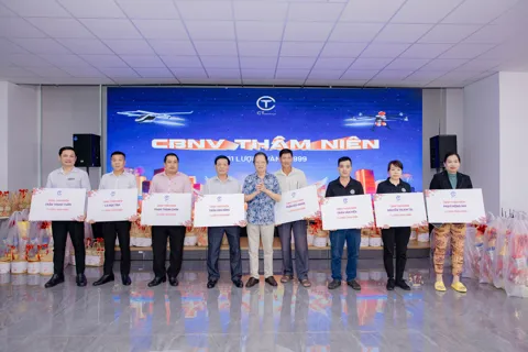 Nhiều tạp vụ, bảo vệ bật khóc khi nhận thưởng Tết là một lượng vàng 9999