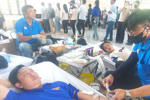 Người dân hưởng ứng phong trào “một giọt máu cho đi, một cuộc đời ở lại”