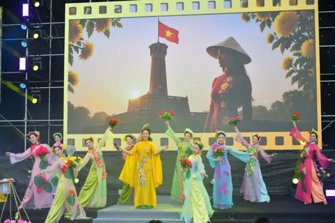 Ấn tượng với “Vũ điệu áo dài - sắc màu Phụ nữ Thủ đô”