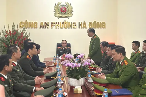 Giám đốc Công an thành phố Hà Nội làm việc với Công an phường Hà Đông về triển khai nhiệm vụ dịp đầu Xuân