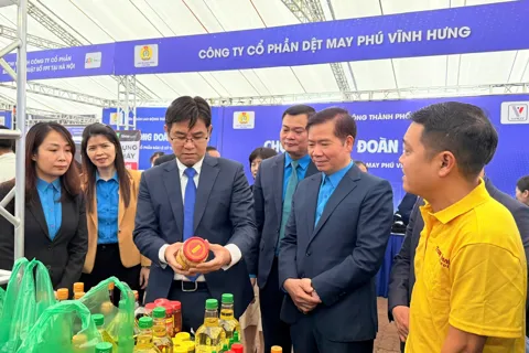 Hàng trăm mặt hàng với giá ưu đãi cho công nhân tại Chợ Tết Công đoàn