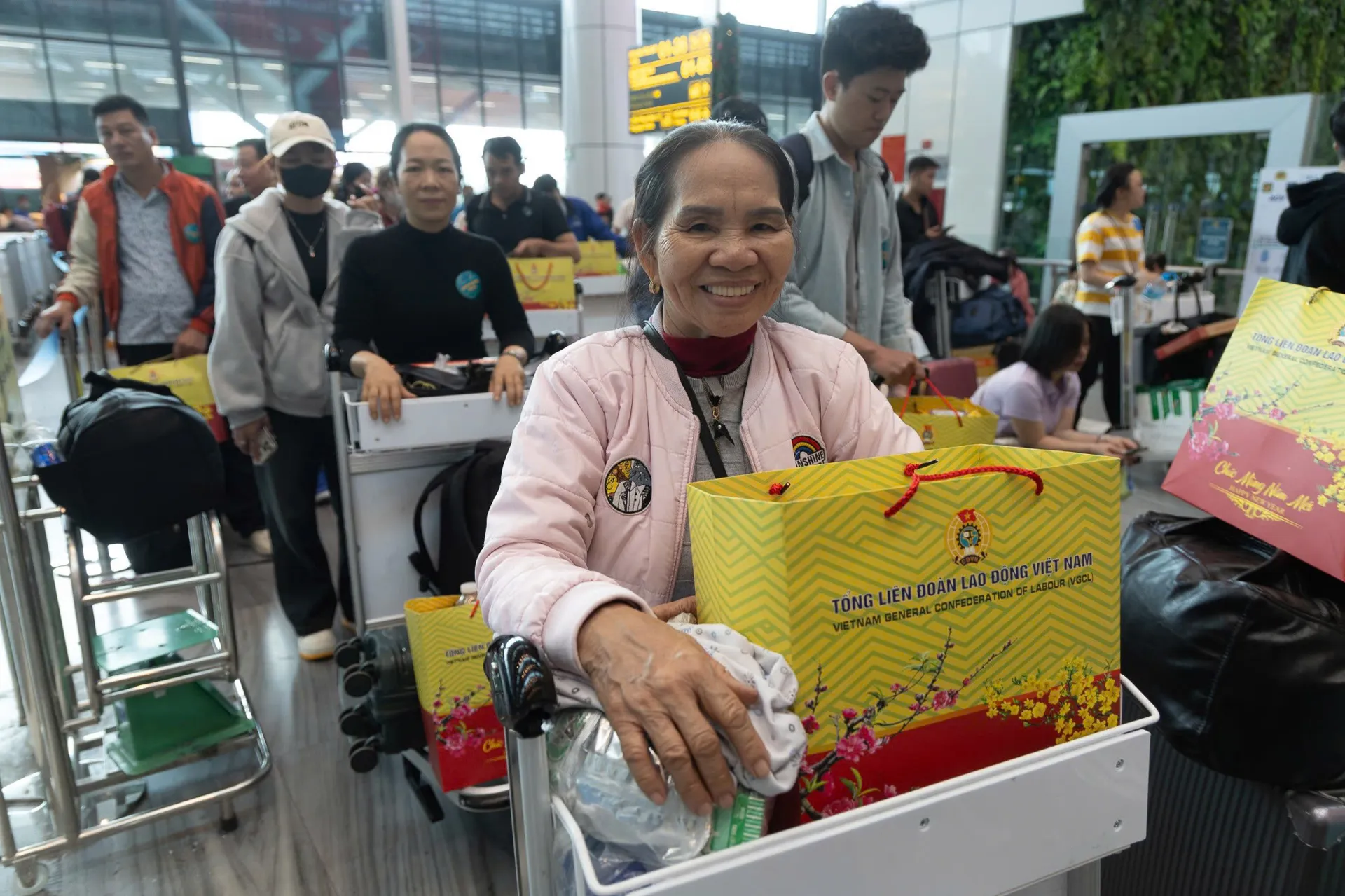 Đoàn viên, người lao động háo hức về quê sum họp trên “Chuyến bay Công đoàn - Xuân 2026”