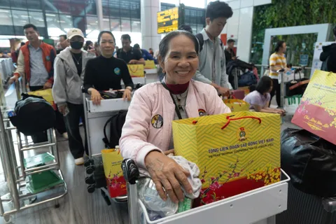 Đoàn viên, người lao động háo hức về quê sum họp trên “Chuyến bay Công đoàn - Xuân 2026” 