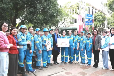 Hà Nội: lãnh đạo Hội Phụ nữ động viên, tặng quà nữ công nhân môi trường
