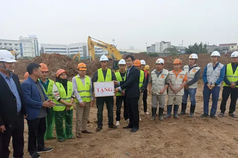 Chủ tịch Liên đoàn Lao động thành phố Hà Nội thăm, động viên công nhân thi công xuyên Tết