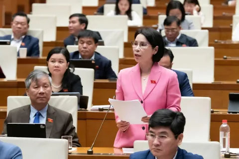 Đại biểu Quốc hội kiến nghị đặc cách tuyển dụng bác sĩ vào viên chức tại các trạm y tế, không phải qua thi tuyển