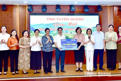 Đoàn đại biểu Quốc hội Thành phố Hà Nội phối hợp trao hỗ trợ xóa nhà tạm tại tỉnh Tuyên Quang