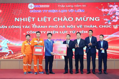 Phó Chủ tịch HĐND Thành phố Hà Nội Phạm Quí Tiên thăm, chúc Tết tại Công ty Điện lực Từ Liêm