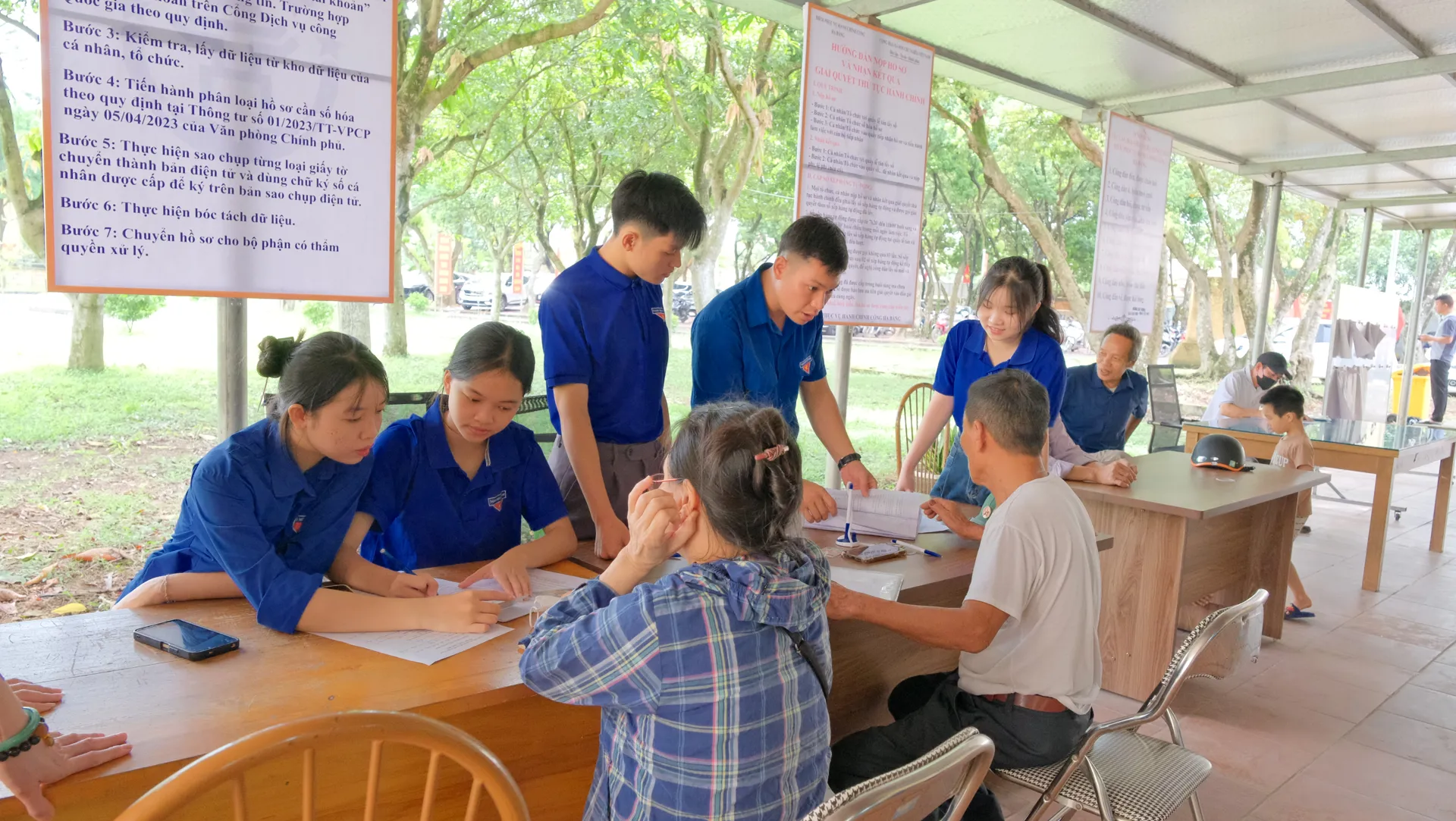 Hà Nội: áo xanh tình nguyện tích cực hỗ trợ chuyển đổi số, thực hiện thủ tục hành chính công