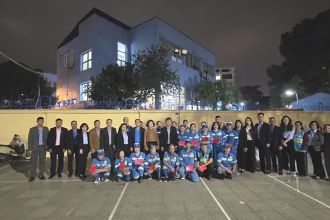 Chủ tịch Liên đoàn Lao động thành phố Hà Nội tặng quà động viên công nhân môi trường làm nhiệm vụ trực giao thừa