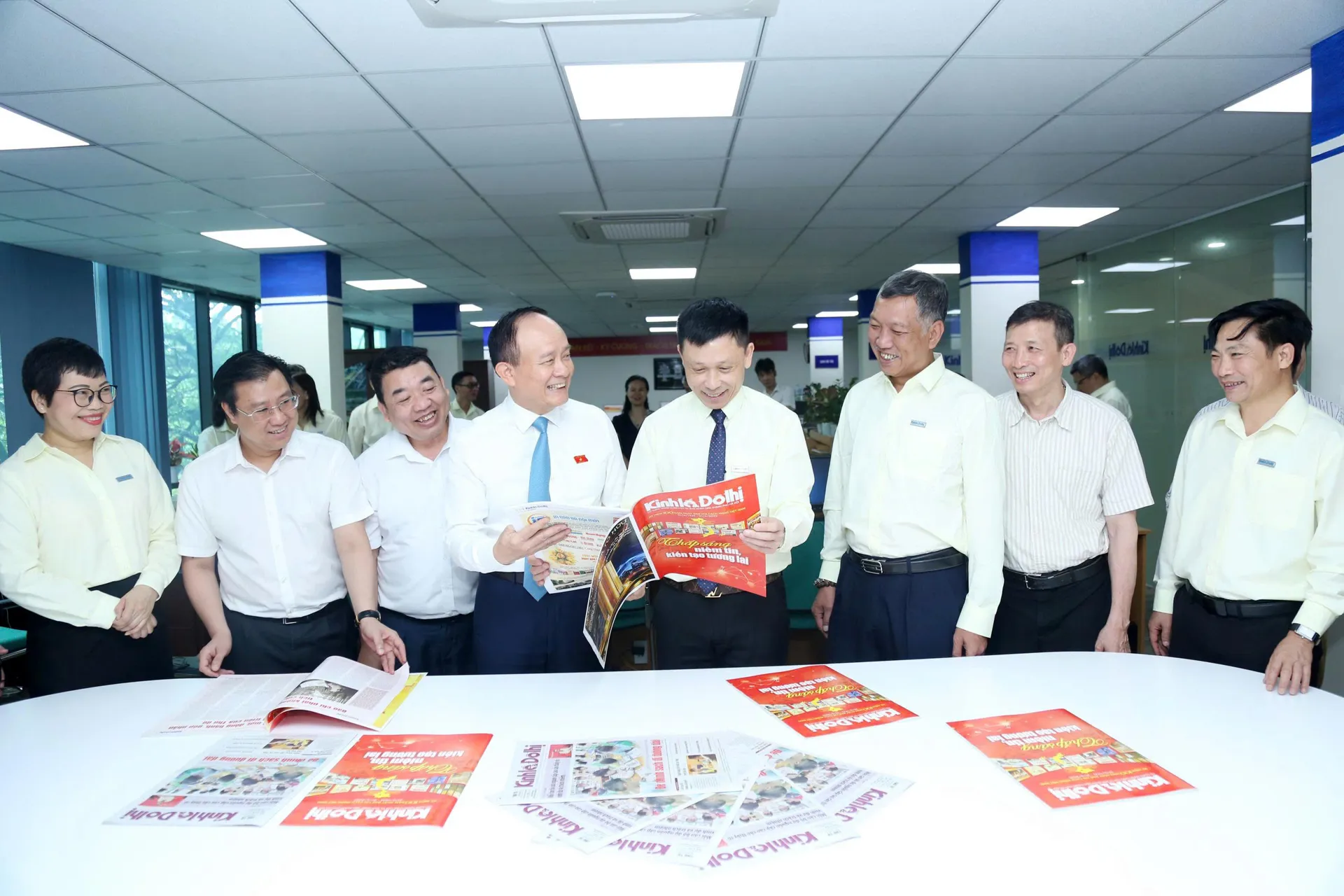 Chủ tịch HĐND TP Hà Nội Nguyễn Ngọc Tuấn chúc mừng Báo Kinh tế & Đô thị nhân 100 năm Báo chí Cách mạng Việt Nam