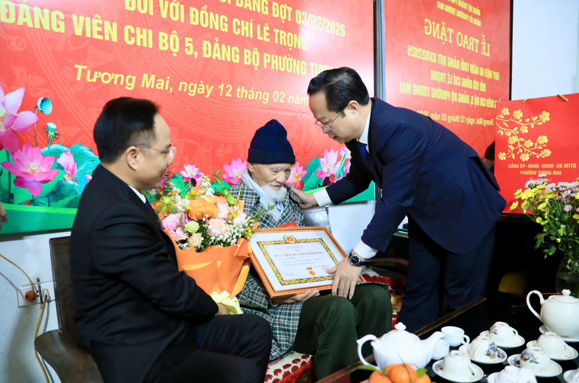 Lãnh đạo thành phố Hà Nội trao Huy hiệu 80 năm tuổi Đảng tới đảng viên lão thành tại phường Tương Mai