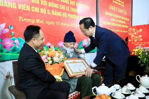 Lãnh đạo thành phố Hà Nội trao Huy hiệu 80 năm tuổi Đảng tới đảng viên lão thành tại phường Tương Mai