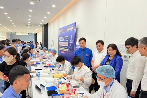 Hơn 500 công nhân được khám bệnh miễn phí tại "Ngày hội đồng hành cùng thanh niên công nhân" 

