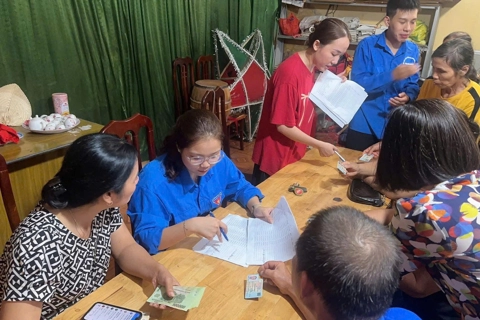 Hà Nội: đoàn viên thanh niên tích cực hỗ trợ Nhân dân nhận quà Tết Độc lập