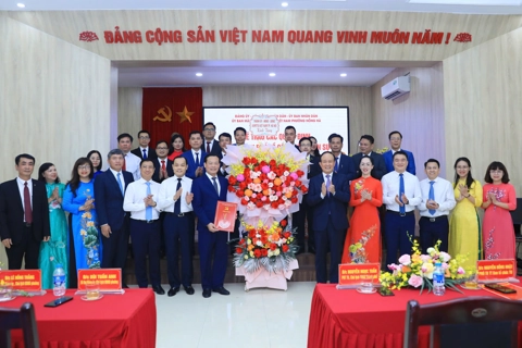 Hà Nội: trao các quyết định về công tác cán bộ tại phường Hồng Hà
